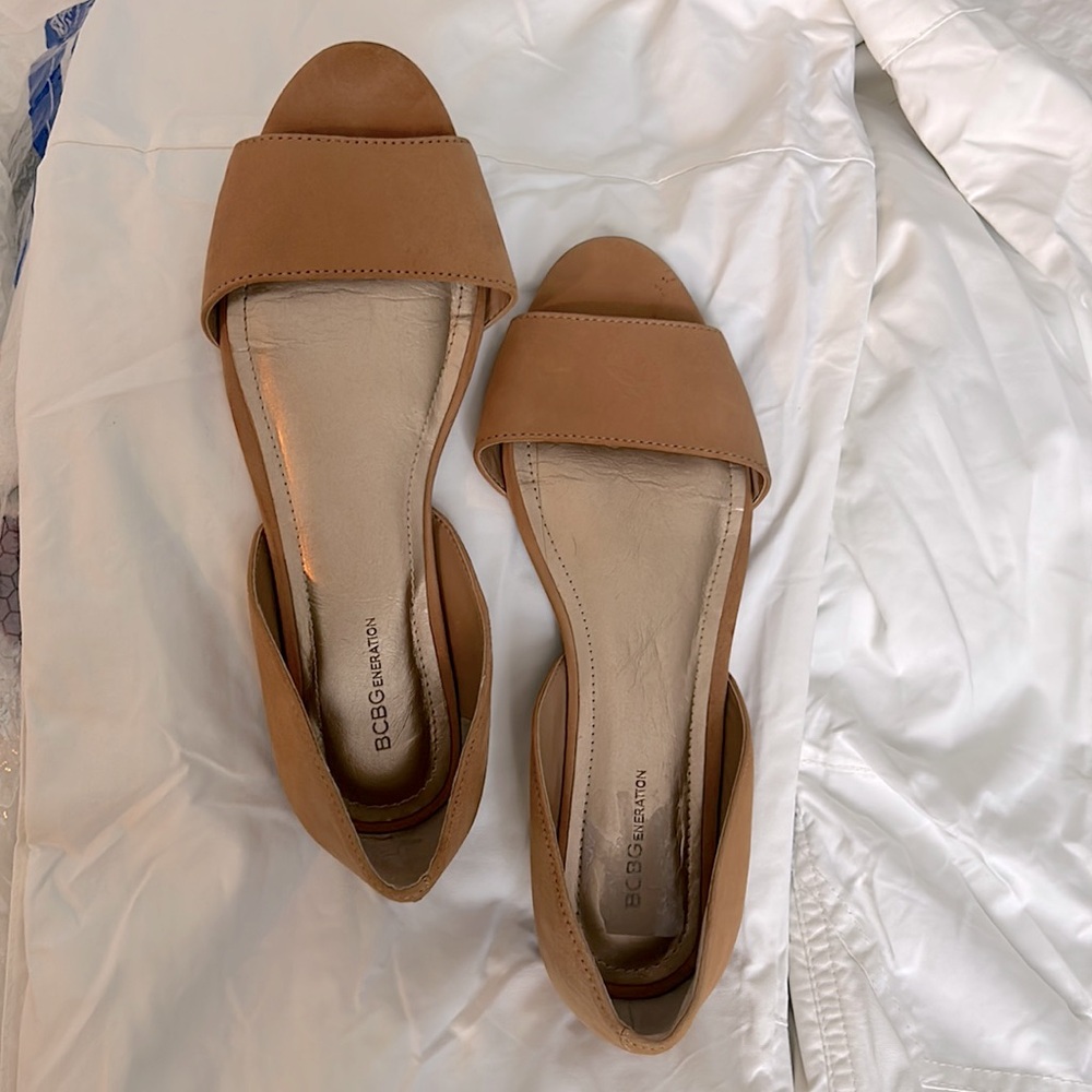 BCBG Peep toe Flats in Tan/Camel soft leather